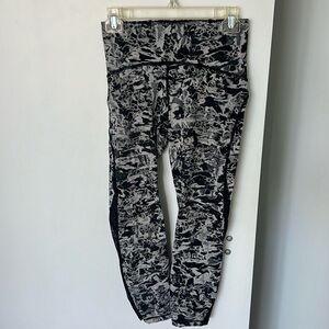 Lululemon size 2 black and white patterned leggings